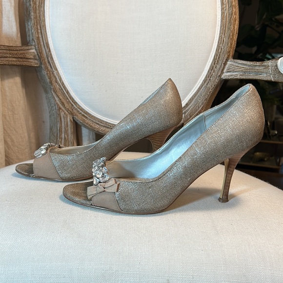 BEVERLY FELDMAN Tan Metallic Embellished Rhinestone Peep Toe Pumps Size 9.5 - Picture 3 of 12